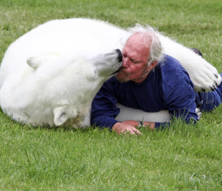 Un homme est ami avec un ours depuis 25 ans