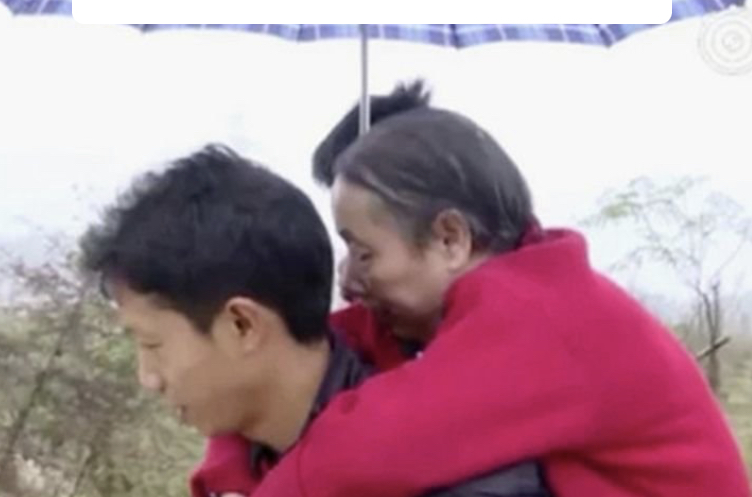 Chinese boy carried his paralyzed mother on his back for 15 years in search of a job