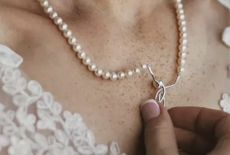 Meine Stiefmutter trug bei ihrer Hochzeit ohne meine Erlaubnis die Halskette meiner verstorbenen Mutter – ich war wütend und erteilte ihr eine Lektion