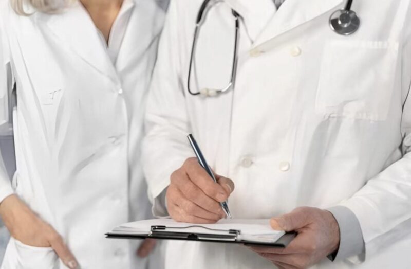 Die Ärzte gaben der alten Frau nur noch wenige Stunden zu leben, und in diesen letzten Stunden war nur eine Krankenschwester in der Nähe: Doch plötzlich bemerkte sie etwas Seltsames an der Patientin.