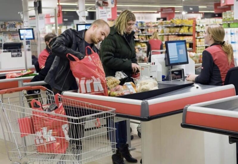 Die alte Frau zählte mit zitternden Händen Münzen, und die Kassiererin und andere Kunden sahen sie schief an: Ich musste sie alle wieder an ihren Platz legen