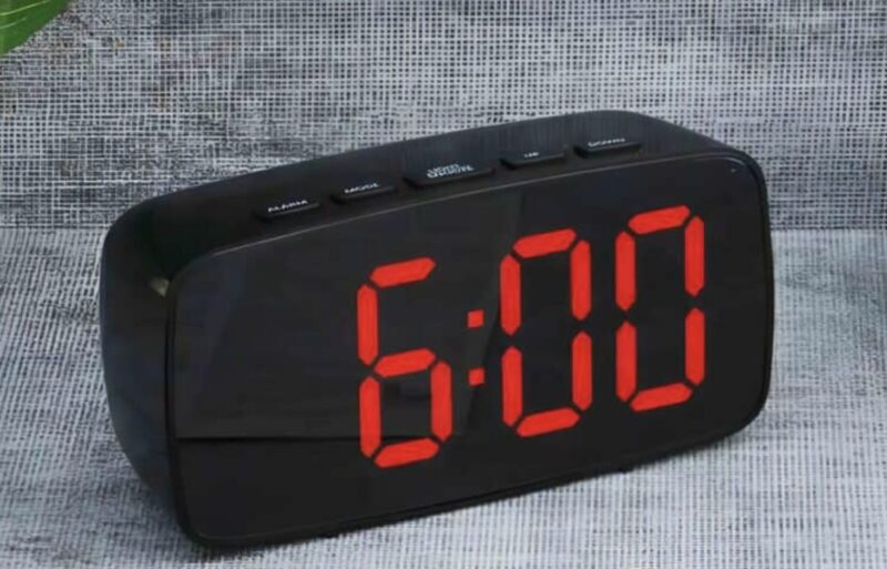 Junge Eltern bemerkten, dass ihr ältester Sohn jeden Morgen um genau 6 Uhr das Zimmer seines jüngeren Bruders betrat: Sie waren schockiert, als sie den Grund erfuhren