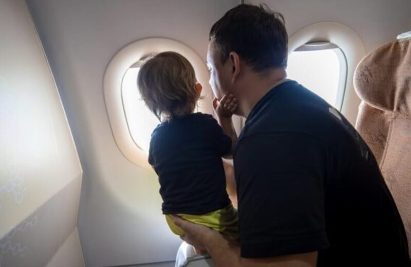 Das Baby eines Millionärs weinte ununterbrochen im Flugzeug – bis ein armer schwarzer Junge das Undenkbare tat