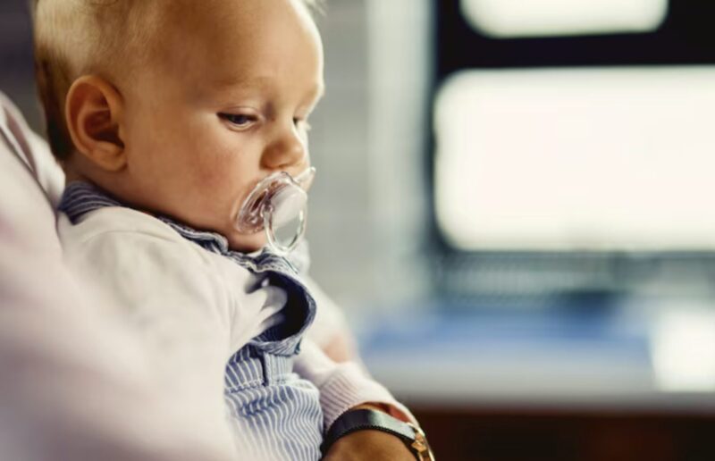 Das Baby eines Millionärs weinte ununterbrochen im Flugzeug – bis ein armer schwarzer Junge das Undenkbare tat