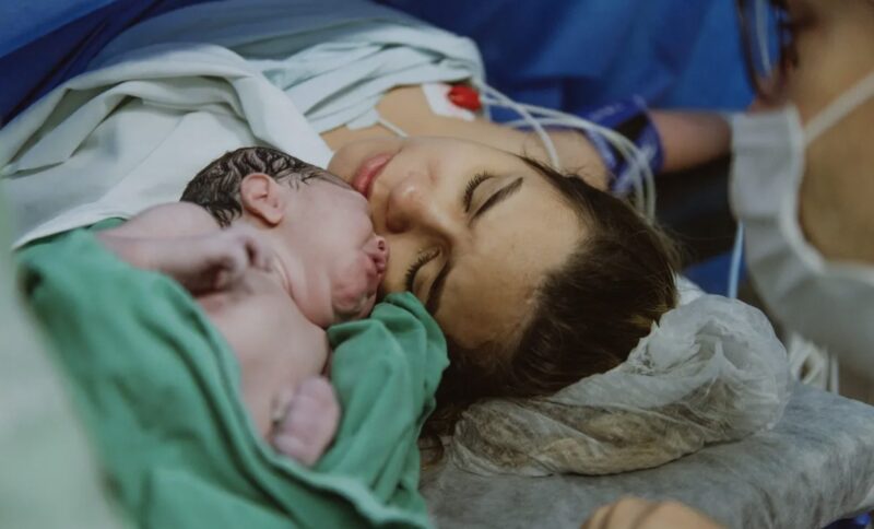 Arzt zieht Drillinge groß, nachdem die Mutter bei der Geburt gestorben ist. Fünf Jahre später taucht ihr biologischer Vater auf – Geschichte des Tages