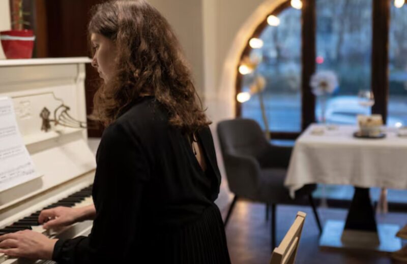 „ICH MACHE DICH ZUM CEO, WENN DU DIESES KLAVIER SPIELST!“, HÖHTE DER MILLIONÄR… UND WAS PASSIERTE, LASS ALLE STILL SEIN…