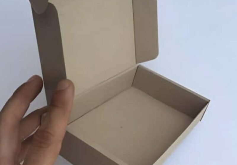 Zu meinem Geburtstag schenkte mir mein Mann eine leere Telefonzelle und meine Schwiegermutter filmte meine Reaktion auf ihr brandneues iPhone: Mein Mann lachte, bis ich es wieder zurücklegte.