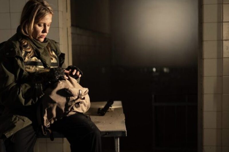 Meine Schwester lachte beim Abendessen: „Das ist mein Verlobter, ein Ranger.“ Sie machte sich über meine Uniform lustig. Dann sah er das Abzeichen der Task Force, erstarrte, nahm stramm Haltung an und bellte: „Maya, halt! Weißt du, was das bedeutet?“