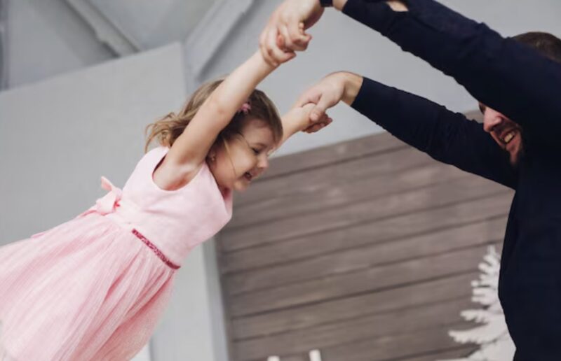Beim Vater-Tochter-Tanz verspottete die Vorsitzende des Elternbeirats meine trauernde siebenjährige Tochter, was den Moment noch schmerzhafter machte. Doch alles änderte sich, als sich plötzlich die Türen öffneten und ein Vier-Sterne-General hereinkam und die gesamte Atmosphäre schlagartig veränderte.