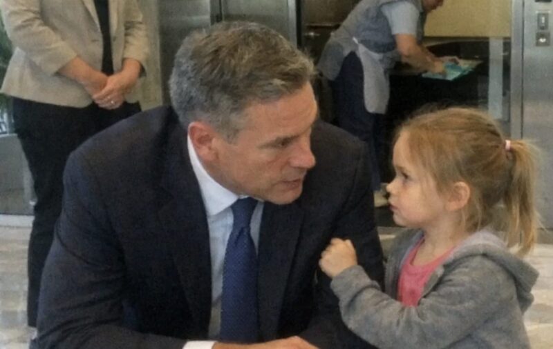 Mitten in der eleganten Lobby wurde der CEO von einem vierjährigen Mädchen beiseitegenommen. „Meine Mama putzt hier, aber sie weint jeden Abend“, flüsterte sie. Als er ihr nach oben folgte, um sich selbst ein Bild zu machen, veränderte die Entscheidung, die er in diesem Moment traf, das gesamte Unternehmen für immer.