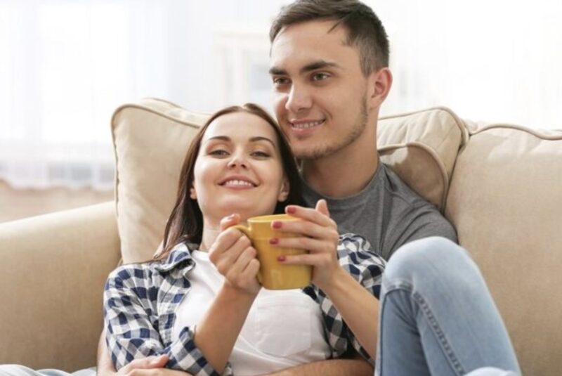Meine Frau ist gelähmt, deshalb hatte ich seit vier Monaten keinen intimen Kontakt mehr zu ihr. Aus tiefer Frustration ließ ich sie zehn Tage allein, um mich mit der jüngeren Schwester eines Kollegen zu treffen. Und dann… geschah das Unerwartete.