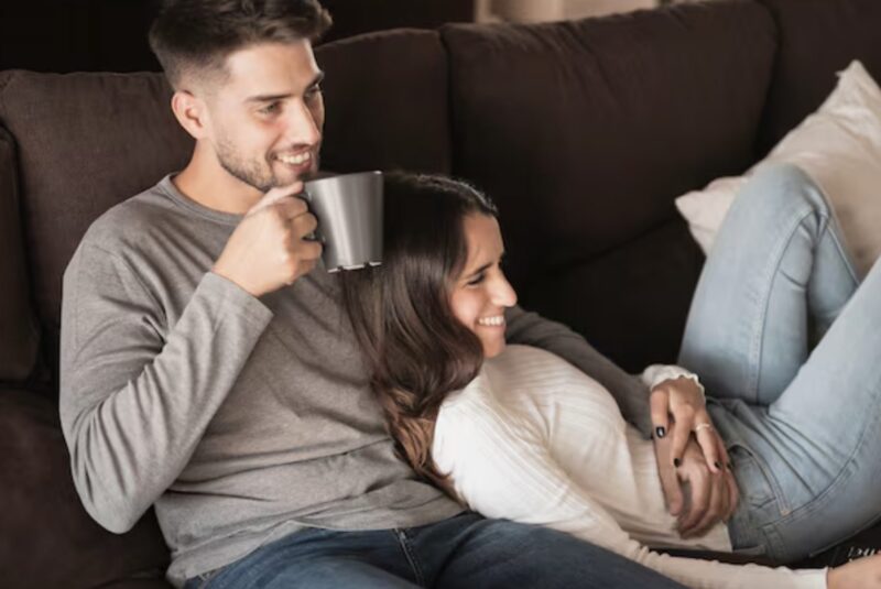Meine Frau ist gelähmt, deshalb hatte ich seit vier Monaten keinen intimen Kontakt mehr zu ihr. Aus tiefer Frustration ließ ich sie zehn Tage allein, um mich mit der jüngeren Schwester eines Kollegen zu treffen. Und dann… geschah das Unerwartete.