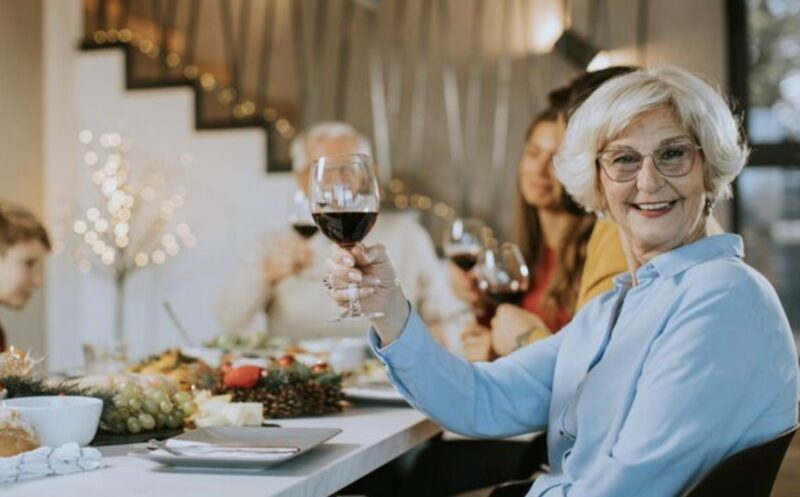 Meine Schwiegermutter gab ein pompöses Festmahl in meinem Restaurant und verlangte anschließend, dass die Rechnung über 4.000 Dollar erlassen würde. Als ich schwieg, warf sie mir einen Dollar Trinkgeld hin und spottete: „Mehr bist du nicht wert.“