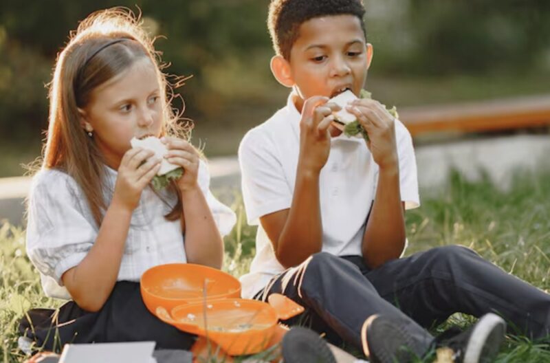 Er folgte seinem Sohn nach der Schule und erwartete eine kindische Lüge… doch was er auf einer Parkbank fand, enthüllte ein Geheimnis, das zwei Familien zerstören könnte.