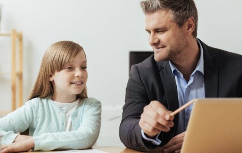 Mitten in der eleganten Lobby wurde der CEO von einem vierjährigen Mädchen beiseitegenommen. „Meine Mama putzt hier, aber sie weint jeden Abend“, flüsterte sie. Als er ihr nach oben folgte, um sich selbst ein Bild zu machen, veränderte die Entscheidung, die er in diesem Moment traf, das gesamte Unternehmen für immer.