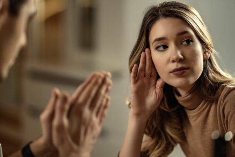 Ich habe meine Schwester allein großgezogen. Auf ihrer Hochzeit beleidigte mich ihr Schwiegervater vor allen Anwesenden, bis ich aufstand und sagte: „Wissen Sie überhaupt, wer ich bin?“ Sein Gesicht wurde kreidebleich…