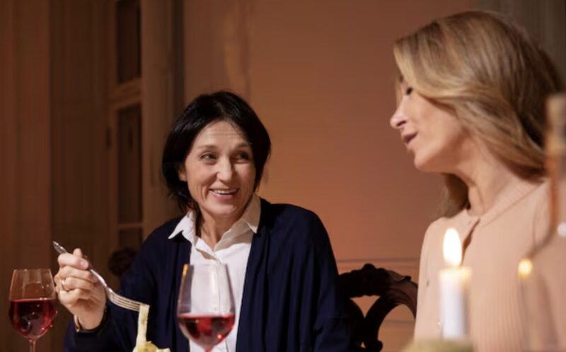Meine Schwiegermutter gab ein pompöses Festmahl in meinem Restaurant und verlangte anschließend, dass die Rechnung über 4.000 Dollar erlassen würde. Als ich schwieg, warf sie mir einen Dollar Trinkgeld hin und spottete: „Mehr bist du nicht wert.“