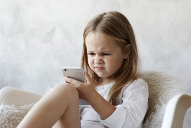 „Mama… bitte hilf mir! Komm sofort nach Hause!“, rief meine zehnjährige Tochter mit zitternder Stimme. Panisch eilte ich nach Hause und fand meine Tochter und meinen Mann bewusstlos vor.