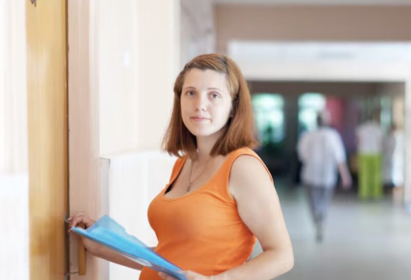 Ich verkaufte mein Haus und sammelte 500.000 Dollar, um die Krankenhausrechnungen meines Mannes zu bezahlen. Doch als ich im Krankenhaus ankam, sah ich ihn, wie er eine Krankenschwester umarmte, unter den schadenfrohen Blicken meiner Schwiegermutter, die ihre Beziehung bejubelte. Ich dachte, ich hätte alles verloren, aber nein…