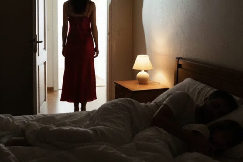 Ein achtjähriges Mädchen schläft allein, aber jeden Morgen beschwert sie sich, dass ihr Bett sich „zu klein“ anfühlt…