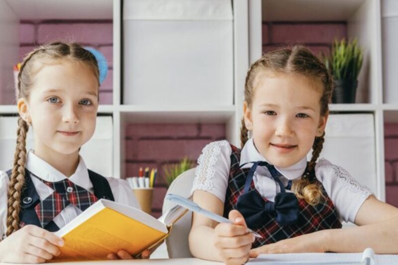 Jeden Tag, wenn meine Tochter aus dem Kindergarten kam, sagte sie zu mir: „Bei meiner Erzieherin wohnt ein Mädchen, das mir zum Verwechseln ähnlich sieht.“