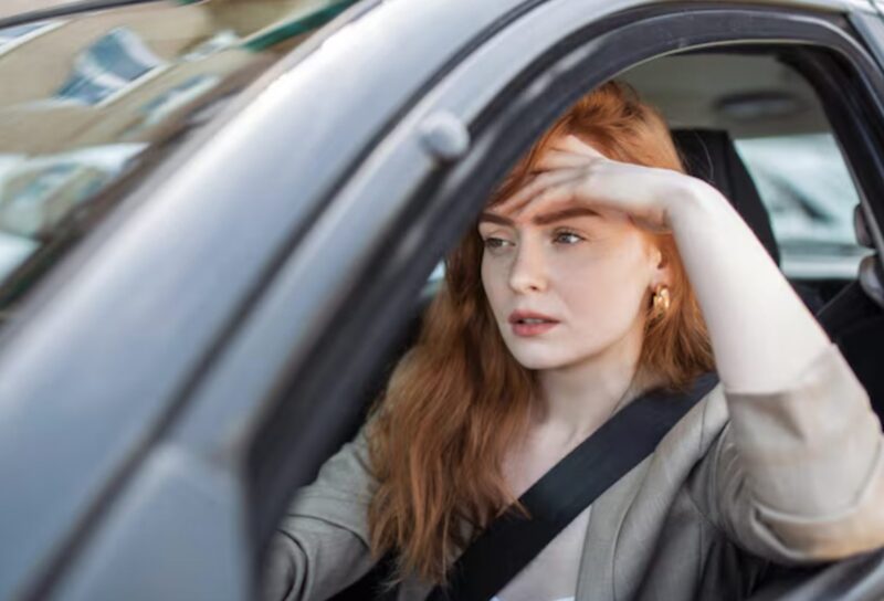 Der Handabdruck meiner Schwester brannte rot auf meinem Gesicht, als ich allein in meinem Auto saß, Blut befleckte meinen Kragen. Zweiunddreißig Jahre, in denen ich ihnen nichts bedeutet hatte, verdichteten sich zu blinder Wut.