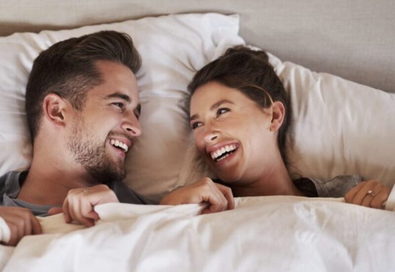 Ich kam zwei Tage früher von der Reise zurück… und meine Frau bestand darauf, dass sie in unserem Bett schlief, während ich allein in dem leeren Zimmer stand.