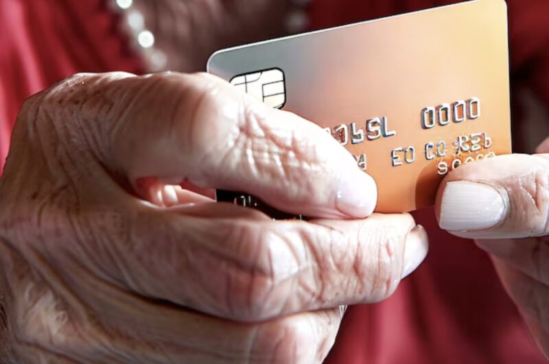 „Ich möchte nur meinen Kontostand prüfen“, sagte die 90-jährige Frau – der Banker grinste… bis die Wahrheit den Raum verstummen ließ.