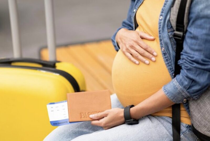 Ein paar Stunden nach der Beerdigung meines Mannes blickte meine Mutter auf meinen im achten Monat schwangeren Bauch und sagte mir, der reiche Mann meiner Schwester würde meinen Platz einnehmen, sodass ich in der eiskalten Garage schlafen könne.