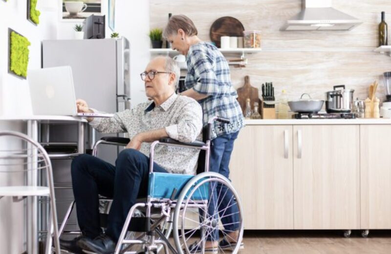 Ich habe meinem Vater meine linke Niere gespendet. Die Genesung dauerte neun Wochen. Beim Familienessen stieß meine Mutter an: „Auf deine Schwester – die die Spendenaktion organisiert und deinem Vater das Leben gerettet hat.“