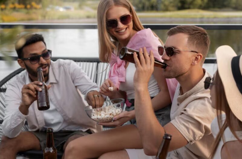 Meine Schwiegermutter veranstaltete eine unbezahlte, kleine Feier in meinem Restaurant und behandelte mich wie einen Diener. Ich legte einen 48.000-Dollar-Schein neben ihren Champagner – da klingelte ihr Handy: Ethan rief an.
