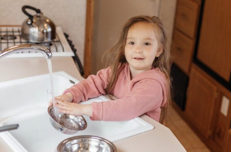 Um 15 Uhr, mitten in einer wichtigen Firmenbesprechung, rief meine neunjährige Tochter schluchzend an: „Papa, bitte komm nach Hause – mein Rücken tut so weh“, nachdem sie zehn Stunden lang gezwungen war, ihren kleinen Bruder zu tragen.