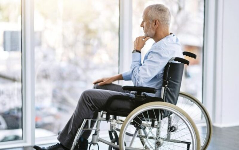 Ich hätte mir nie vorstellen können, dass ich den Vater meines Ex-Mannes verlassen in einem Pflegeheim finden würde, geschweige denn, dass ich ihn meinen Namen flüstern hören würde, als wäre ich der einzige Mensch, der ihm noch auf der Welt geblieben ist.