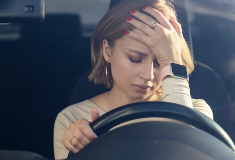 Der Handabdruck meiner Schwester brannte rot auf meinem Gesicht, als ich allein in meinem Auto saß, Blut befleckte meinen Kragen. Zweiunddreißig Jahre, in denen ich ihnen nichts bedeutet hatte, verdichteten sich zu blinder Wut.