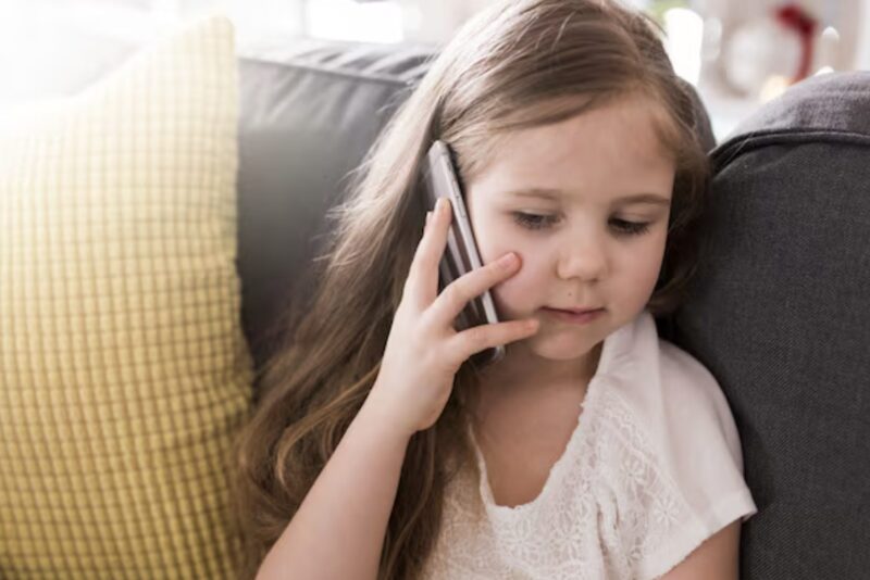 „Mama… bitte hilf mir! Komm sofort nach Hause!“, rief meine zehnjährige Tochter mit zitternder Stimme. Panisch eilte ich nach Hause und fand meine Tochter und meinen Mann bewusstlos vor.