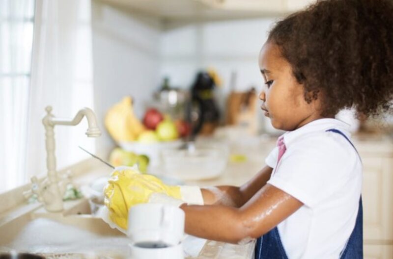 Um 15 Uhr, mitten in einer wichtigen Firmenbesprechung, rief meine neunjährige Tochter schluchzend an: „Papa, bitte komm nach Hause – mein Rücken tut so weh“, nachdem sie zehn Stunden lang gezwungen war, ihren kleinen Bruder zu tragen.