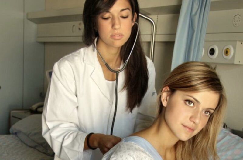 „Es ist nur eine Prellung, mach kein Aufhebens“, flüsterte mein Mann, während ich im Krankenhausbett lag. Doch als die Krankenschwester in der Notaufnahme die Aufnahmen der Überwachungskamera sah, traf sie eine Entscheidung, die alles veränderte.