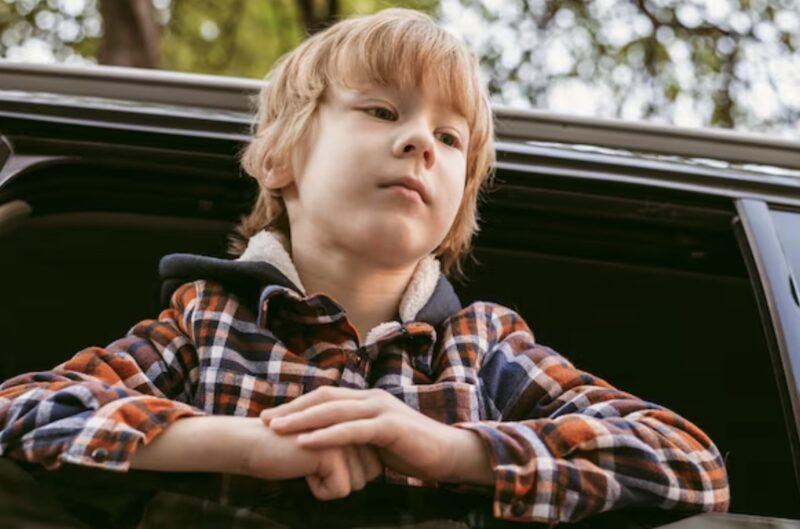 Mein achtjähriger Sohn kam nach Hause, umarmte mich und flüsterte: „Sie waren im Restaurant essen, während ich zwei Stunden im Auto gewartet habe.“ Ich fragte nicht weiter nach. Ich schnappte mir einfach meine Schlüssel, fuhr zum Haus der Eltern, ging hinein und tat, ohne lange zu überlegen …