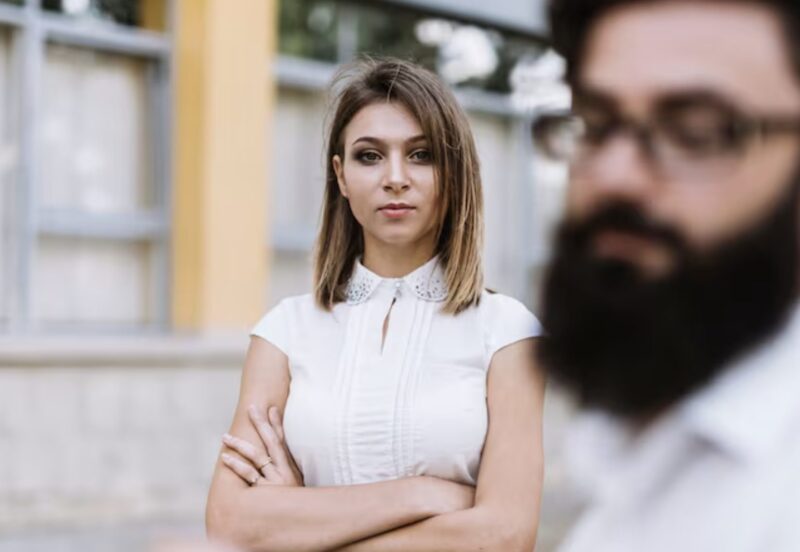 Mein Verlobter sagte: „Übertrage deine Praxis und dein Haus auf meinen Namen, bevor wir heiraten – sonst findet die Hochzeit nicht statt.“ Ich sagte, ich würde darüber nachdenken. An diesem Wochenende tauschte ich alle Schlösser an allen meinen Türen aus.