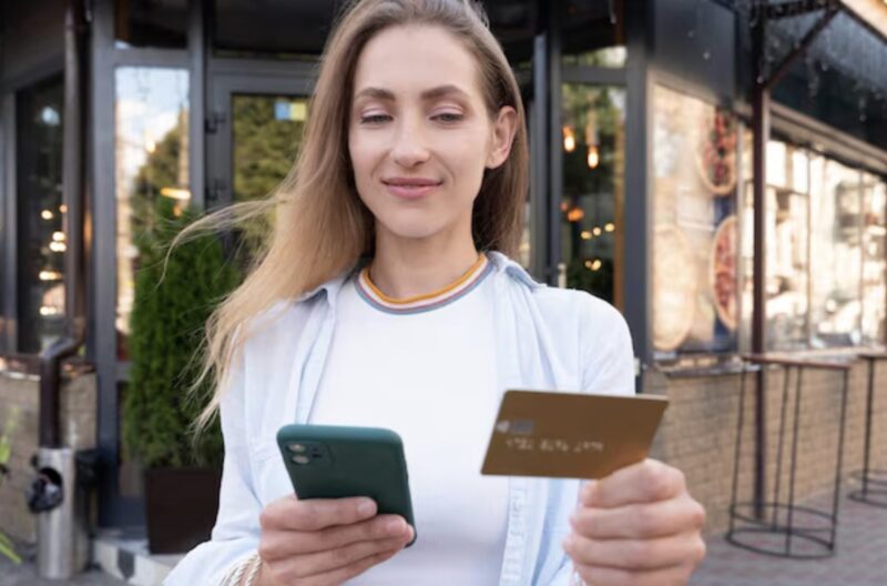 Um 3 Uhr nachts kopierten meine Stiefmutter und meine Schwestern meine Kreditkarte, während ich schlief. Am Morgen hatten sie 100.000 Dollar für einen Luxusurlaub verprasst und dachten, sie wären ungeschoren davongekommen.