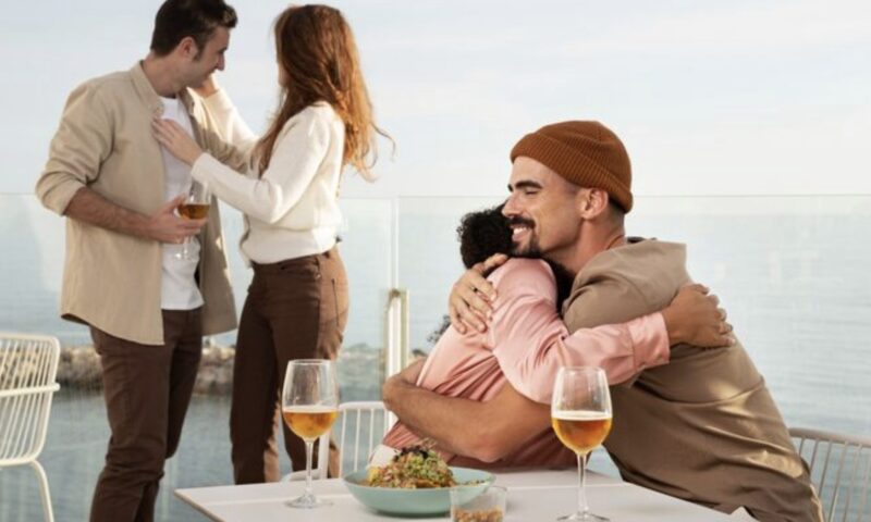 Zehn Jahre lang hat meine Familie meinen Geburtstag ignoriert, erwartet aber, dass ich ihren wieder feiere. Also bin ich zum Strand gefahren, wo 50 Gäste an einem Tisch für drei Personen erschienen waren, ohne dass eine Party auf sie wartete.