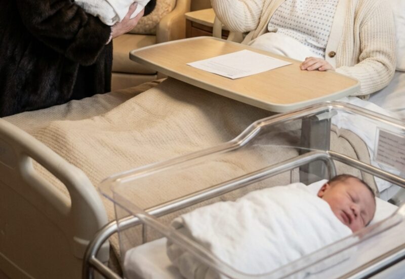 Je venais de survivre à une césarienne d'urgence lorsque ma belle-mère est entrée dans ma chambre de convalescence, a déposé les papiers d'adoption sur mon lit et m'a calmement annoncé qu'elle prenait mon nouveau-né pour sa fille.