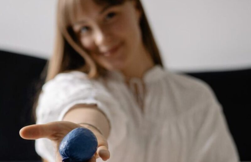 An Ostern beschenkte mein Vater alle – nur mich nicht. Ich saß da, als wäre ich unsichtbar. Als ich fragte, sagte meine Mutter kühl: „Warum verschwenden wir Geld für dich?“ Sie fügte hinzu: „Wir behalten dich nur aus Gewohnheit.“ Meine Schwester grinste.