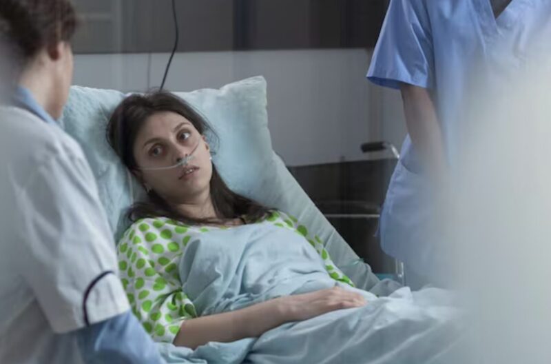 „Es ist nur eine Prellung, mach kein Aufhebens“, flüsterte mein Mann, während ich im Krankenhausbett lag. Doch als die Krankenschwester in der Notaufnahme die Aufnahmen der Überwachungskamera sah, traf sie eine Entscheidung, die alles veränderte.