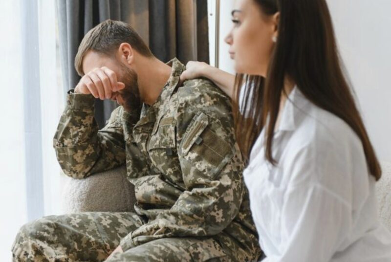 Ich kam von einem Delta-Einsatz zurück und ging direkt auf die Intensivstation. Meine Frau lag dort – so zugerichtet, dass ich sie kaum wiedererkannte. Der Arzt senkte die Stimme. „Einunddreißig Frakturen. Schweres stumpfes Trauma. Wiederholte Schläge.“