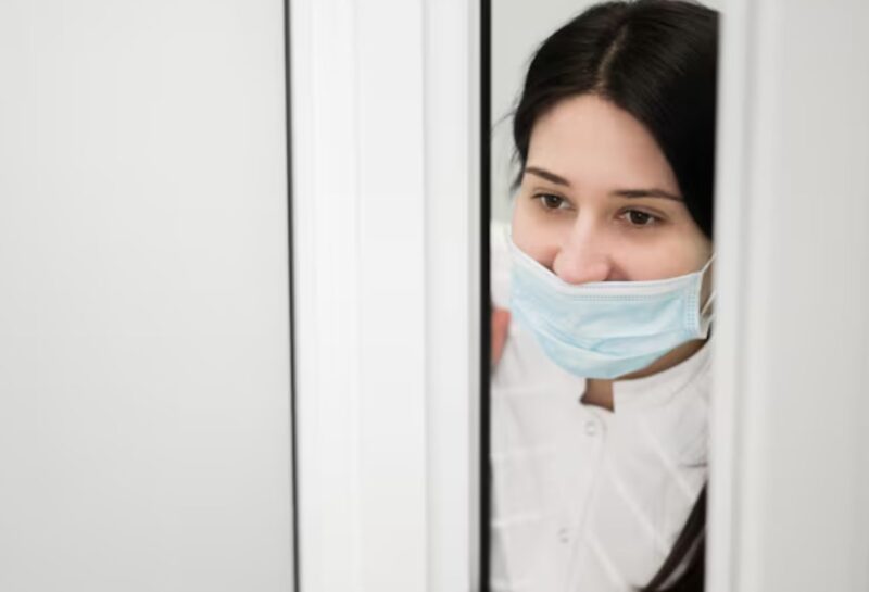 Ich verkaufte mein Haus und sammelte 500.000 Dollar, um die Krankenhausrechnungen meines Mannes zu bezahlen. Doch als ich im Krankenhaus ankam, sah ich ihn, wie er eine Krankenschwester umarmte, unter den schadenfrohen Blicken meiner Schwiegermutter, die ihre Beziehung bejubelte. Ich dachte, ich hätte alles verloren, aber nein…