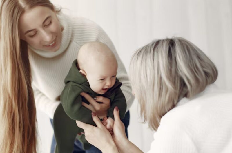 Beim Familienessen sagte ich: „Ich bekomme gleich ein Kind.“ Meine Eltern spotteten: „Rufen Sie ein Taxi. Wir haben keine Zeit.“ Ich fuhr selbst in unerträglichen Schmerzen in die Notaufnahme.