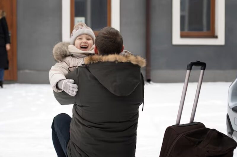 Meine achtjährige Adoptivenkelin blieb zu Hause, während mein Sohn und seine Frau mit ihrem leiblichen Sohn verreisten. Um 2 Uhr nachts rief sie mich weinend an: „Warum, Opa?“ Ich buchte in letzter Minute Tickets und innerhalb von zwölf Stunden waren wir mitten in ihrem Urlaub!