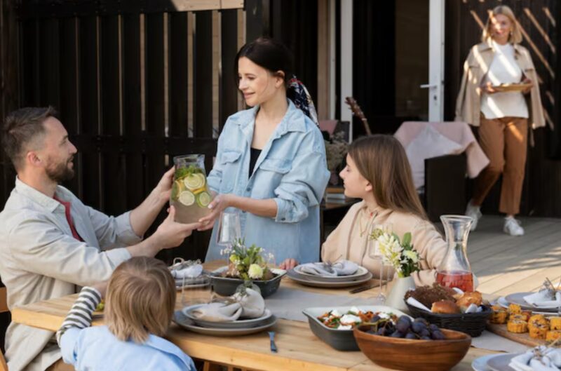Meine verwöhnte Schwester riss meiner 6-Jährigen beim Familien-Grillfest das Essen aus den Händen und lachte: „Heb etwas für die Enkelkinder auf, die Vorrang haben.“ Meine Eltern unternahmen nichts.