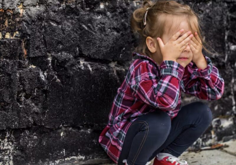 An Ostern blieb meine sechsjährige Tochter weinend im Schulgebäude zurück. Als ich meine Mutter anrief, sagte sie kühl: „Das Auto deiner Schwester war voll, und dein Kind war zu schmutzig für eine Luxusfahrt.“